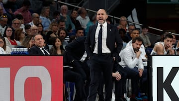 MADRID, 30/03/2025.-El entrenador del Real madrid Chus Mateo, durante el partido de la jornada 25 de la Liga Endesa, este domingo en el Movistar Arena en Maadrid.-EFE/ JJ Guillén