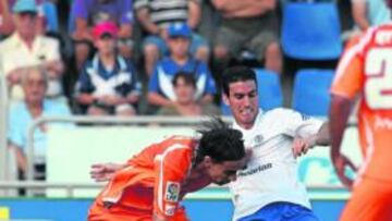 <b>NO PUDIERON FRENARLE. </b>Alfaro, ayer decisivo para la suerte del Tenerife, se lleva la pelota ante el acoso de Prieto. Aythami, de espaldas, contempla la jugada.