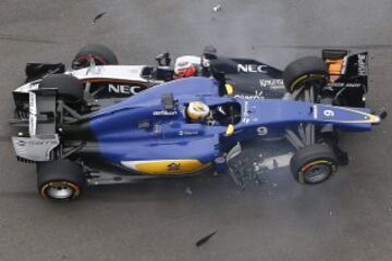 Los monoplazas de Nico Hulkenberg y Marcus Ericsson se tocan.