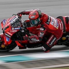 Pecco arranca a lo campeón; Martín, con caída anecdótica