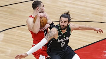 Ricky Rubio, ante Zach LaVine, durante el Chicago Bulls - Minnesota Timberwolves.