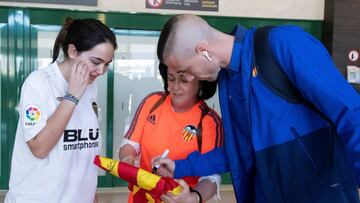 Jaume firma una bandera a unas aficionadas.
