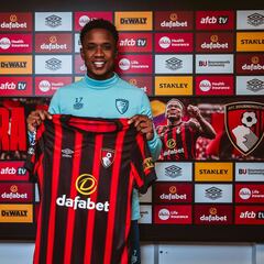 Bournemouth anuncia el fichaje permanente de Luis Sinisterra