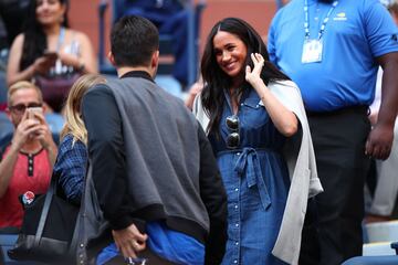 Alexis Ohanian, empresario y marido de Serena Williams, saluda a  Meghan, Duquesa de Sussex.