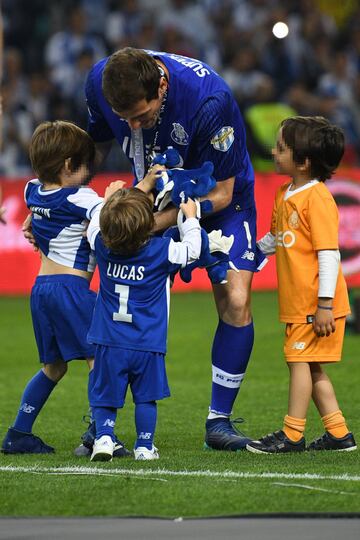 Iker Casillas junto a sus dos hijos, Lucas y Martín.