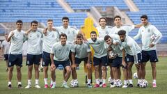 Los jugadores de la Selecci&oacute;n posan, optimistas, antes del
 entrenamiento de ayer en el estadio Petrovsky de San Petersburgo. 