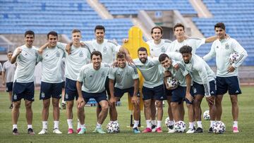 Los jugadores de la Selección posan, optimistas, antes del
entrenamiento de ayer en el estadio Petrovsky de San Petersburgo.