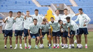 Los jugadores de la Selecci&oacute;n posan, optimistas, antes del
 entrenamiento de ayer en el estadio Petrovsky de San Petersburgo. 