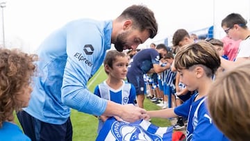 Sivera firmando autógrafos.