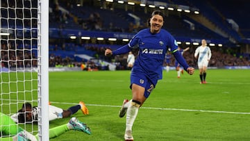 Sam Kerr celebra uno de los tres goles que le endosó al Paris FC.