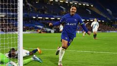 Sam Kerr celebra uno de los tres goles que le endosó al Paris FC.