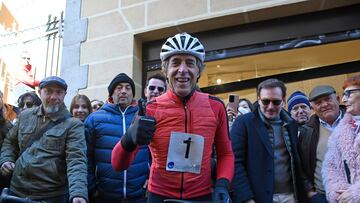 Pedro Delgado durante su participación en prueba ciclista de Navidad con bicicletas sin cadena, la Carrera del Pavo, organizada por el club ciclista 53x13 celebrada este lunes en Segovia.