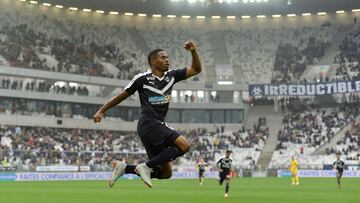 Kamano celebra un gol en un partido entre el Burdeos y el Nantes.