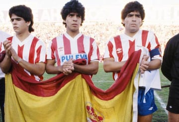 Hugo, Lalo y Diego Armando Maradona durante el amistoso entre Granada y Malmoe.