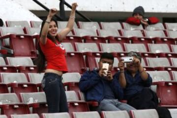 Hinchas de la seleccion chilena asisten al partido valido por las clasificatorias al mundial de Rusia 2018 contra Peru disputado en el estadio Nacional de Santiago, Chile.