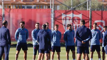 García Pimienta, en el entrenamiento de este lunes.