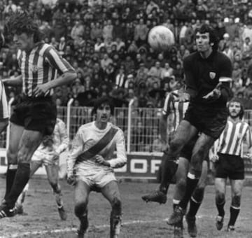 Jugó desde 1962 hasta 1980 siendo el jugador con más partidos de la historia del Club, en total 614 encuentros.