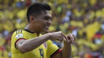 Teo Gutiérrez, el ídolo del Metropolitano, celebra el gol de la victoria ante Perú
