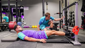 Amallah, con la nueva equipación de entrenamiento del Real Valladolid, en trabajo de gimnasio, junto a Asier Arranz.