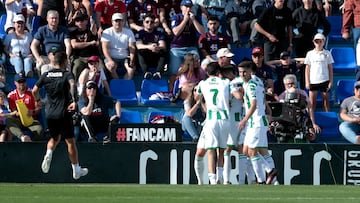 Los jugadores del Córdoba, abrazados