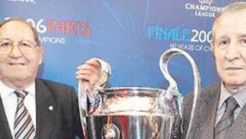 <b>PROTAGONISTAS. </b>Francisco Gento y Raymond Kopa posan con la actual Copa de Europa.