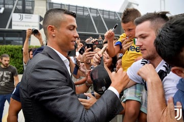 Cristiano Ronaldo firma autgrafos a los aficionados. 