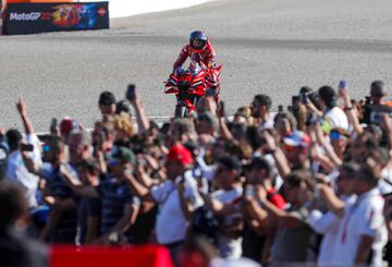Francesco Bagnaia de Ducati Lenovo celebrando su victoria en el campeonato mundial de MotoGP.