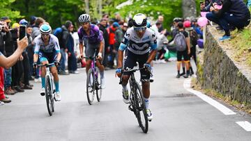 CASTELNOVO NE’ MONTI, ITALY - MAY 21: (L-R) Pello Bilbao of Spain and Team Bahrain - Victorious, Luke Plapp of Australia and Team Jayco AlUla and Nairo Quintana of Colombia and Movistar Team compete in the breakaway during the 108th Giro d'Italia 2025, Stage 11 a 186km stage from Viareggio to Castelnovo ne’ Monti 715m / #UCIWT / on May 21, 2025 in Castelnovo ne’ Monti, Italy. (Photo by Tim de Waele/Getty Images)