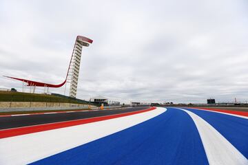 Tiene la torre ms alta dentro de un circuito de velocidad, 25 plantas repartidos en 77 metros de altura.