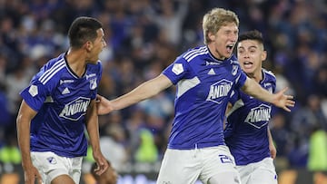 Jugadores de Millonarios en un partido de la Copa BetPlay.