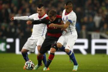 Arturo Vidal luchando con Mario Götze.