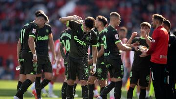 Los jugadores del Girona, hidratándose durante el partido ante el Almería.