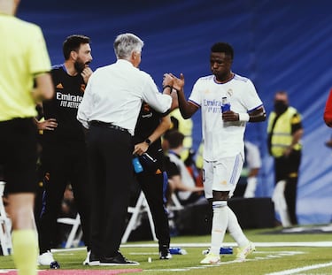 Seis años, tres meses, y 18 días después de su último encuentro (ante el Getafe en mayo de 2015, 7-3), Carlo Ancelotti regresaba al Bernabéu como entrenador del Madrid. Ya había estado presente en las tres primeras jornadas de Liga, todas ellas disputadas lejos del coliseo blanco (en Vitoria ante el Alavés, en Valencia ante el Levante y en Sevilla ante el Betis). El resultado es espectacular: los blancos, liderados por Benzema y Vinicius, superan al Celta con contundencia (5-2). 
