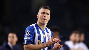 PORTO, PORTUGAL - MARCH 14: Mateus Uribe of FC Porto applauds the fans after being knocked out of the UEFA Champions League after the UEFA Champions League round of 16 leg two match between FC Porto and FC Internazionale at Estadio do Dragao on March 14, 2023 in Porto, Portugal. (Photo by Alex Pantling/Getty Images)