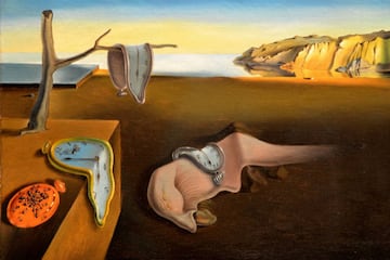 Esta obra de Dalí también es conocida como Los relojes blandos o Los relojes derretidos. Fue pintada en 1931 cuando el pintor catalán contaba con 28 años. Es una de las mayores atracciones del Museum of Modern Art (MoMA), el Midtown de Manhattan. Según el propio artista reconoció, se inspiró en dos aspectos para realizar el trabajo: los quesos camembert y en la teoría de la relatividad de Einstein ya que, al parecer, los relojes derritiéndose son un símbolo inconsciente de la relatividad del espacio y el tiempo.