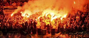 Ultras del Fenerbahce, peligrosos hasta para su propio club. Incendiaron el estadio en 2010 tras perder la liga turca y volcaron toda su ira contra el jugador español  Dani Güiza. Sus eternos enemigos son los hinchas del Galatasaray.