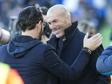 Getafe coach José Bordalás and Real Madrid coach Zinedine Zidane greet before kick-off.