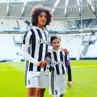 Esta futbolista italiana, con descendencia congoleña, es la capitana del equipo femenino de la Juventus. La defensa ya militó en el PSG y en el Brescia, donde ganó un Scudetto, una Coppa de Italia y dos Supercopas. También juega con la Selección y fue par