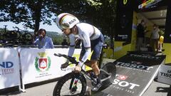 El ciclista italiano Filippo Ganna toma la salida en la contrarreloj de la vigésima etapa del Tour de Francia 2022.