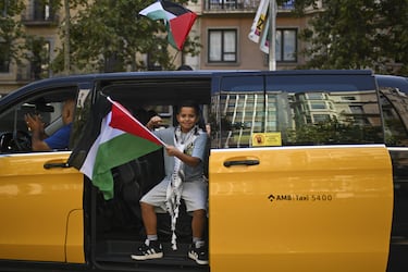 La policía municipal estimó la participación en unas 70.000 personas, mientras que los organizadores del grupo Prou ​​Complicitat amb Israel cifraron la cifra en unas 300.000. La protesta, celebrada bajo el lema "Alto al genocidio en Palestina, fin del tráfico de armas y de los vínculos con Israel, por un embargo total", comenzó en los Jardinets de Gràcia y finalizó en el Arco de Triunfo, donde se leyó un manifiesto y se desplegó una gran pancarta en apoyo a Palestina.