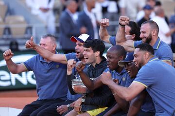 Carlos Alcaraz posa con los trabajadores de Roland Garros. 