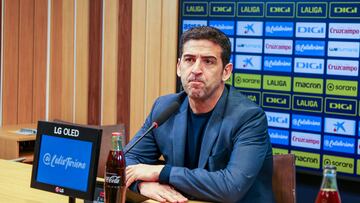 Juanjo Lorenzo, coordinador de la direcci¨®n deportiva del C¨¢diz, en rueda de prensa.
