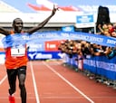 Cherono repite en Amsterdam con 2h04:05 y Bekele se retira
