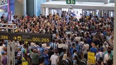 La afición del Málaga invade el aeropuerto para dar alas a su equipo