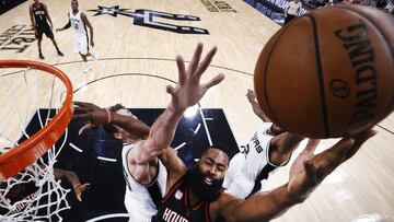 LWS100. SAN ANTONIO (ESTADOS UNIDOS), 03/05/2017.- El jugador de los Houston Rockets James Harden (c) en acción ante el jugador Pau Gasol (i) del San Antonio Spurs
durante la primera mitad de su segundo partido de semifinales por la Conferencia Oeste de la NBA hoy, miércoles 3 de mayo de 2017, disputado en San Antonio, Texas, (EE.UU.). EFE/LARRY W. SMITH