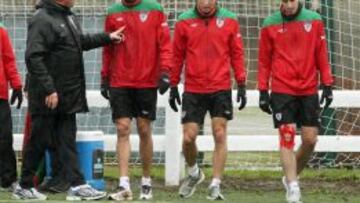 El preparador físico del Athletic charla con el jugador.