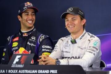 El piloto de Mercedes Nico Rosberg sonríe durante la rueda de prensa posterior Gran Premio de Australia, junto al piloto de Red Bull Daniel Ricciardo de Australia que quedó en segunda posición.
