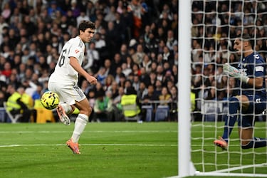 El jugador del Real Madrid, Gonzalo García, marca el 4-1 al Real Betis. 