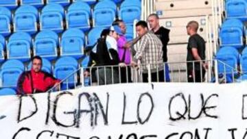 <b>PANCARTA. </b>Los seguidores de Malaka Hinchas acudieron al entrenamiento y mostraron una pancarta para alentar al equipo.