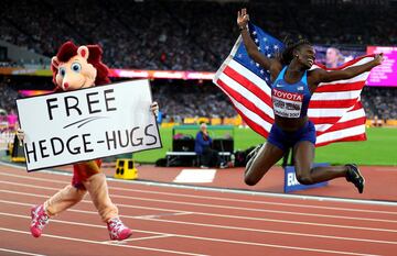 Dawn Harper Nelson de los Estados Unidos celebra su plata con una bandera americana junto Hero el Erizo tras los los 100 metros obstáculos femenino durante el Campeonato Mundial de Atletismo de Atletismo en el Estadio de Londres.
